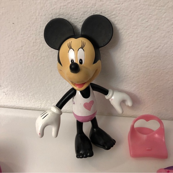 DISNEY MINNIE MOUSE BOWTIQUE DOLL W SNAP ON CLOTHES  SET 17 PCS. - Picture 3 of 3